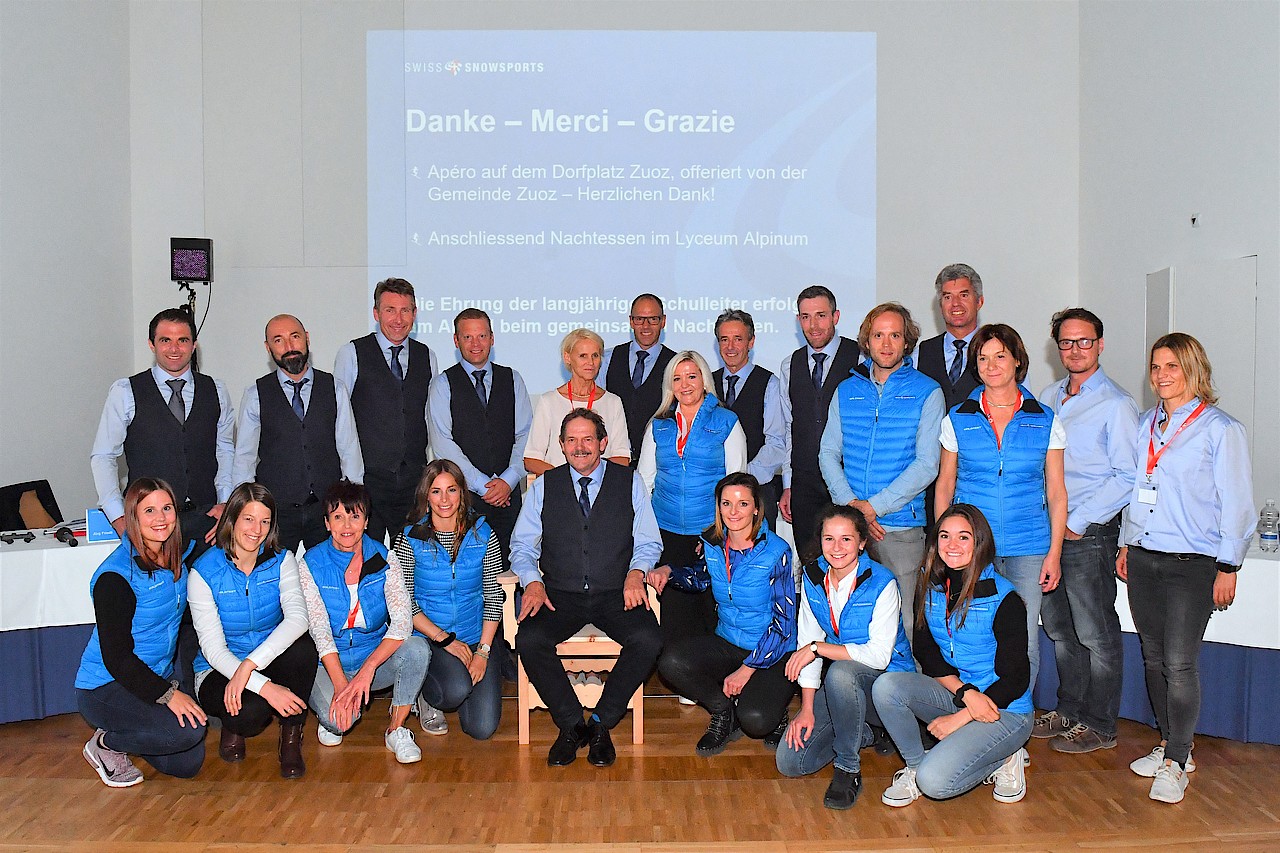 Le comité et l’équipe de Swiss Snowsports avec le directeur Riet R. Campell et sa femme Christine Campell.